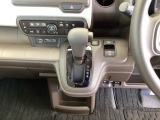 足元スッキリ、インパネシフトです。パーキングブレーキは電子制御パーキングブレーキタイプなので、運転席と助手席の間がスッキリしています。