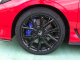 Brembo社製フロントディスクブレーキ・キャリパーが標準装備!
