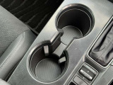 センターコンソールにはドリンクを置けるカップホルダーを装備。運転席・助手席どちらからも使いやすい位置に配置されています。