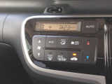 オートエアコン装着車で車内はいつも快適です!