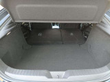【ラゲッジスペース】6:4の分割シートになっており、両方倒して使うことでフラットに使えて多くの荷物も積むことが出来ます。