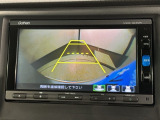 リバースギアに入れるだけで後方の表示へ切り替わります。夜間や雨の日の駐車も楽になりますよ。