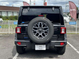 後ろから見ても存在感のあるお車です。