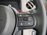 【ACC〈アダプティブ・クルーズ・コントロール〉】予め設定した車速内でクルマが自動的に加減速。前走車との適切な車間距離を維持しながら追従走行しドライバーの運転負荷を軽減します。