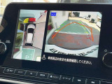 ナビゲーションの大画面でクルマを上空から見下ろしているかのように、状況を把握できます。コーナーセンサーも付いて車両回りの移動物を検知。さらにルームミラーはカメラで映し出した映像で後方を確認できます!