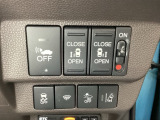 両側電動スライドドアは運転席から操作ができるよう、操作スイッチが付いています。Hondaセンシング用のVSA(ABS+TCS+横滑り抑制)解除と路外逸脱抑制機能のオンオフスイッチなどがあります。