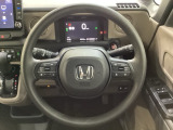 ハンドルにHondaセンシング系のクルーズコントロールやレーンキープアシストなどのスイッチが装備されています。ハンドルから手を離さず安全に操作できます。