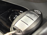 【インテリジェントキー】カバンやポケットに入れたままでもドアの施錠・解錠が可能なスマートキーを装備。エンジンのオン・オフ時もカギを取り出す必要が無いからとっても便利です♪
