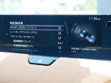 こちらのお車には先進安全装備が多数搭載されています。衝突被害を回避あるいは軽減するためのブレーキや、後方死角からの接近警報、車線逸脱を防止する警報装置など、詳しくはスタッフまでお尋ねください。