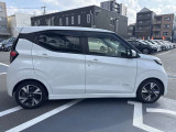 サイドから見ても素敵なデザインの軽自動車です!天井も高く室内空間も広く快適です☆