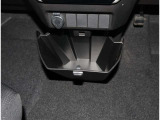 スマートキー付きです。スマートキーとは鍵を車に差し込まなくても、ドアノブを触ったりするだけで、ドアロックを解錠できます。これが凄く便利なんですよ。
