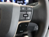 アダプティブクルーズコントロール機能付きです。走行中に先行車の様子を検知しながら、設定した車速の範囲内で先行車との距離のキープを支援します。詳細は販売店スタッフまでおたずねください。
