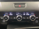 【オートエアコン】一度お好みの温度に設定すれば、車内の温度を検知し風量や温度を自動で調整。暑い&hellip;寒い&hellip;と何度もスイッチ操作をする必要はありません。快適な車内空間には必須の機能ですね♪