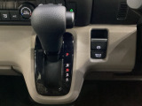 CVT車のセレクトレバーです。低速から高速まで、変速ショックのないスムーズな走りと、エンジン効率のよい領域を維持して燃費にも貢献します。サイドブレーキはスイッチ操作の電子制御パーキングブレーキです。