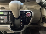 CVT車のセレクトレバーです。低速から高速まで、変速ショックのないスムーズな走りを実現するとともに、エンジン効率のよい領域を維持することで燃費にも貢献します。