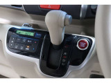 インパネシフトだから視線の移動も少なく足元もスッキリ♪運転席もゆったりしているのでゆとりを持ってドライブできますね!