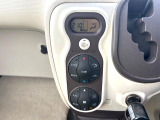【オートエアコン】一度お好みの温度に設定すれば、車内の温度を検知し風量や温度を自動で調整。暑い&hellip;寒い&hellip;と何度もスイッチ操作をする必要はありません。快適な車内空間には必須の機能ですね♪