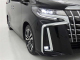 明るいライトが夜道を明るく照らしてくれます。 運転する上で、道路状況をいかに早く認識できるか重要なポイントです。 白色光が暗い道も明るく照らしてくれますよ。
