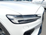 【LEDヘッドライト】ハイビームを先行車や対向車にあてず、その両サイドではハイビーム照射を維持。見える範囲が段違いに広くなりました。北欧神話に登場するトールハンマーをモチーフにデザイン。