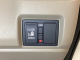 左側電動スライドドアは運転席からでも操作ができるように、ハンドル付近に開閉の操作スイッチが付いています。
