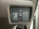 【パワースライドドア】助手席側がパワースライドドアになっており、運転席のスイッチやスマートキーでも開閉が可能です!開口部も広いので乗り降りも楽々♪