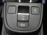【電子制御パーキングブレーキ】スイッチ操作でパーキングブレーキをオン/オフ。発進時、運転席のシートベルトが着用されている時アクセルを踏めば自動的に解除されます。
