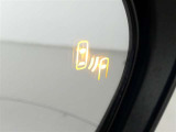 隣車線を走る車両をレーダーで検知し、ドアミラーでは確認しにくい後側方エリアに存在する車両に加え、急接近してくる車両も検知します。車両を検知するとドアミラーに搭載されたLEDインジケーターが点灯します。