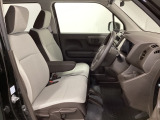 女性でも運転がしやすいように、シートの高さ調整機能(シートリフター)がついています。運転席と助手席の間が空いている為、助手席側への移動がスムーズです。交通量の多い道でも助手席側から乗り降りができます。