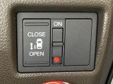 左側電動スライドドアは運転席からでも操作ができるように、ハンドル付近に開閉の操作スイッチが付いています。