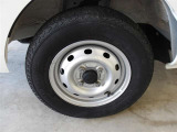 丈夫なスチールホイールで車をしっかり支えます。