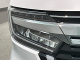 LEDヘッドライトは、点灯の瞬間から最大光量を発揮し、突然暗くなるトンネルなどでの安定感を高めます。