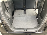 後席をすべて倒すことで広い荷室スペースが生まれ、大きな荷物も積み込みやすくなります。