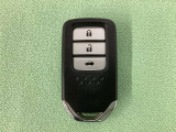 スマートキーを装備しています。鍵を差し込むことなくドアロックの開け閉めと、スタートボタン操作でのエンジンスタートができます。ボタン操作でトランクが開けられるトランクオープナーもついています。