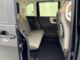 ■シートバックテーブル■運転席・助手席の後ろには収納可能なテーブルが付いています。