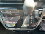 タッチパネルのオートエアコンを装備しています、自動で車内の温度調節してくれる便利な装備です。