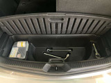 【ラゲッジルーム】アンダートレイにはパンク修理剤やリッドを収納!荷物を別々にできて便利♪♪