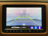 バックでの車庫入れも安心です! リアカメラが付いているバックモニター付のナビを装備しております。操作線もついており距離感も画面から確認できます。