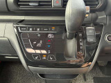 オートエアコンでパネルタッチするだけで操作が可能です(^^)☆AUTOにすれば簡単に車内の空調を快適に調整してくれます♪嬉しいシートヒーター付き(^^)