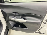 【運転席ドア】ボトルホルダーや収納ポケットが付いているので運転席周りもスッキリ保てます★