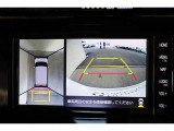 前後左右のカメラの映像を合成し、車を上から見たような視点のパノラミックビューモニター。後方の死角だけでなく左右や前方の障害物の発見もしやすくなります。