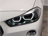 【LEDヘッドライト】先進のLEDテクノロジーを採用。放射される白色光の周波特性は太陽光に近く、バイキセノン・ヘッドライトを上回るコントラストで更に明るく輝きます!
