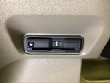 ハンドルの左下にETCがついています。高速道路の料金所の通過も楽々です。 カードの取り出しもしやすい場所についています。