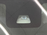 【スマートアシスト2】走行中に前方の車両等を認識し、衝突しそうな時は警報とブレーキで衝突回避と被害軽減をアシスト。より安全にドライブをお楽しみいただけます。