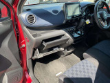 車検証入れなど、いろいろな物が収納できます。