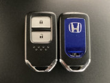 スマートキーを装備しています。鍵を差し込むことなくドアロックの開け閉めと、スタートボタン操作でのエンジンスタートができます。スペアキーも同じものを用意しております。