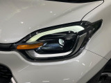 【LEDヘッドライト】悪天候や夜間走行時も良好な視界を確保し安心して運転できる高輝度LEDヘッドライトを装備!点灯速度が早く、消費電力も抑えられています。