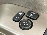 【電動格納ミラー】サイドミラーは電動格納式となっており、狭い駐車場でもキズがつくリスクを抑えられます。