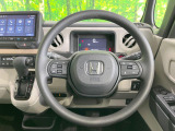 インテリアに合わせたデザインのステアリングは、運転される方のことも考え、運転しやすい形状、大きさです。是非一度、実際に触ってお確かめください。