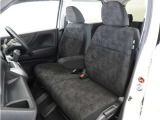 運転席と助手席は足元が繋がっているので自由に行き来しやすいので駐車場が狭いときでも助手席側からスムーズに乗り降りできて便利!
