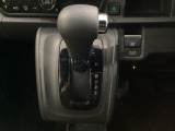 CVT車のセレクトレバーです。低速から高速まで、変速ショックのないスムーズな走りと、エンジン効率のよい領域を維持して燃費にも貢献します。サイドブレーキはスイッチ操作の電子制御パーキングブレーキです。